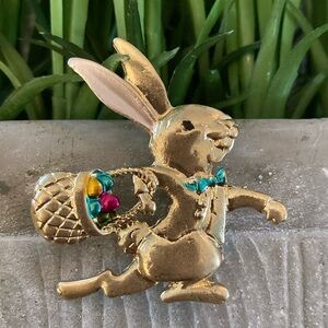 🍀3/$15 Bunny Brooch with Colorful Easter eggs in a basket NEW goldtone rabbit